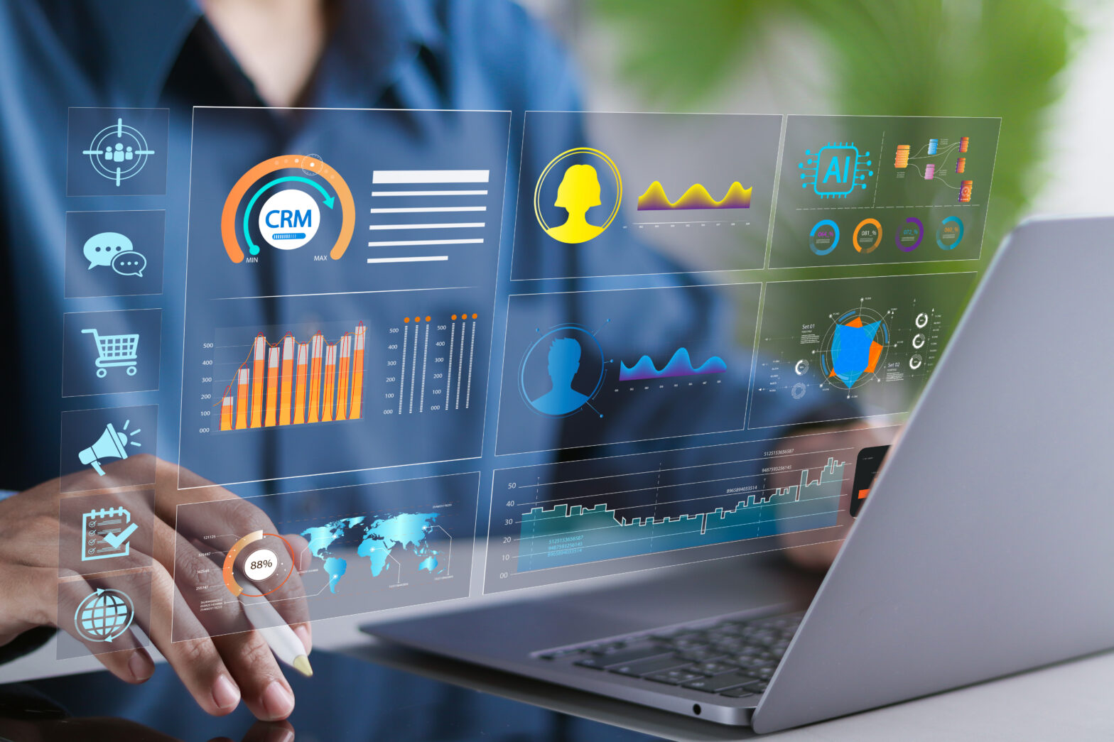 Integracja VoIP z CRM – wizualizacja danych klientów i analityki na ekranie laptopa