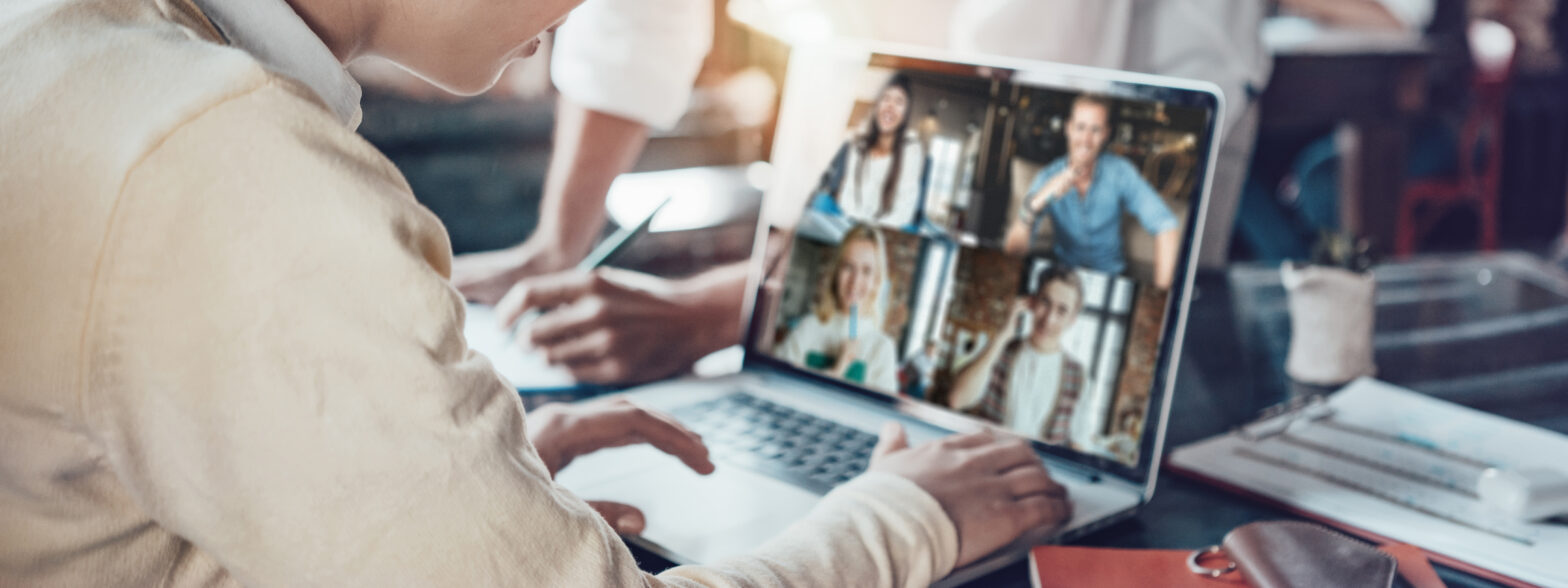 Spotkanie zespołu online na platformie Zoom – praca zdalna i wideokonferencja UCaaS na laptopie