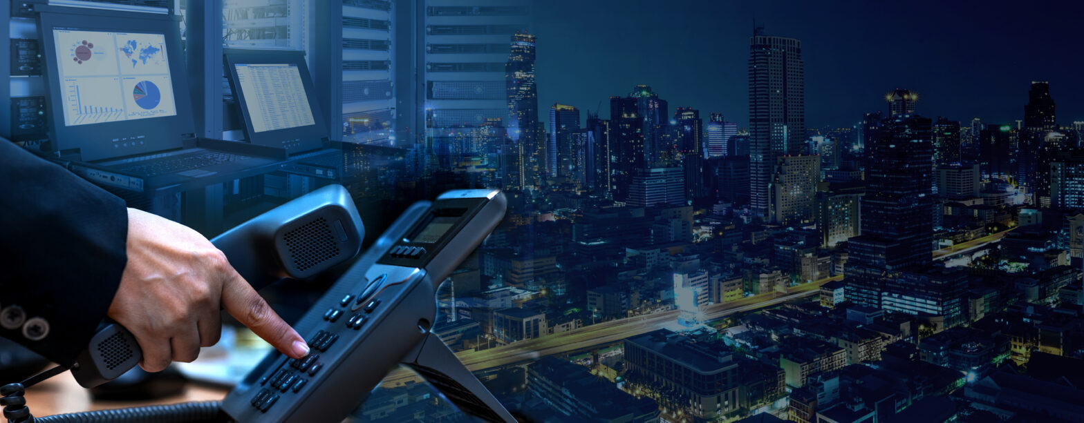 Zoom Phone w środowisku korporacyjnym – połączenie telefonii VoIP, infrastruktury IT i obsługi klienta w nowoczesnym mieście nocą.