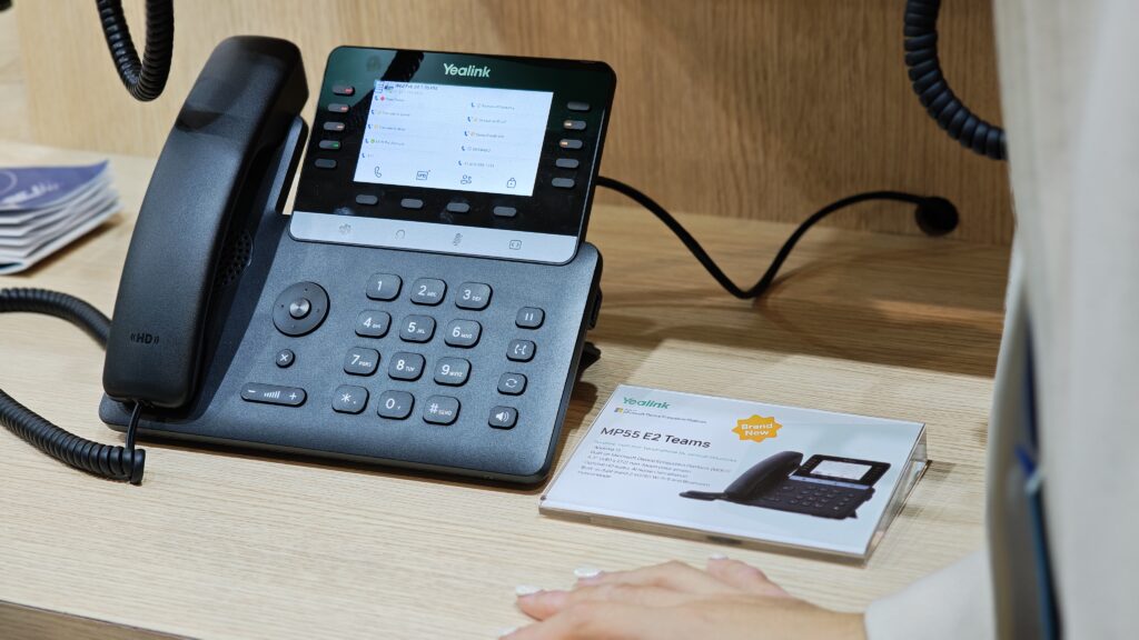 Telefon Yealink MP55 E2 Teams zaprezentowany na stoisku Yealink podczas ISE 2026