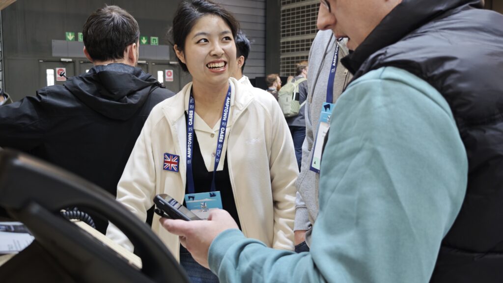 Rozmowa na stoisku Yealink podczas ISE 2026 – prezentacja telefonów IP w kontekście realnych scenariuszy pracy